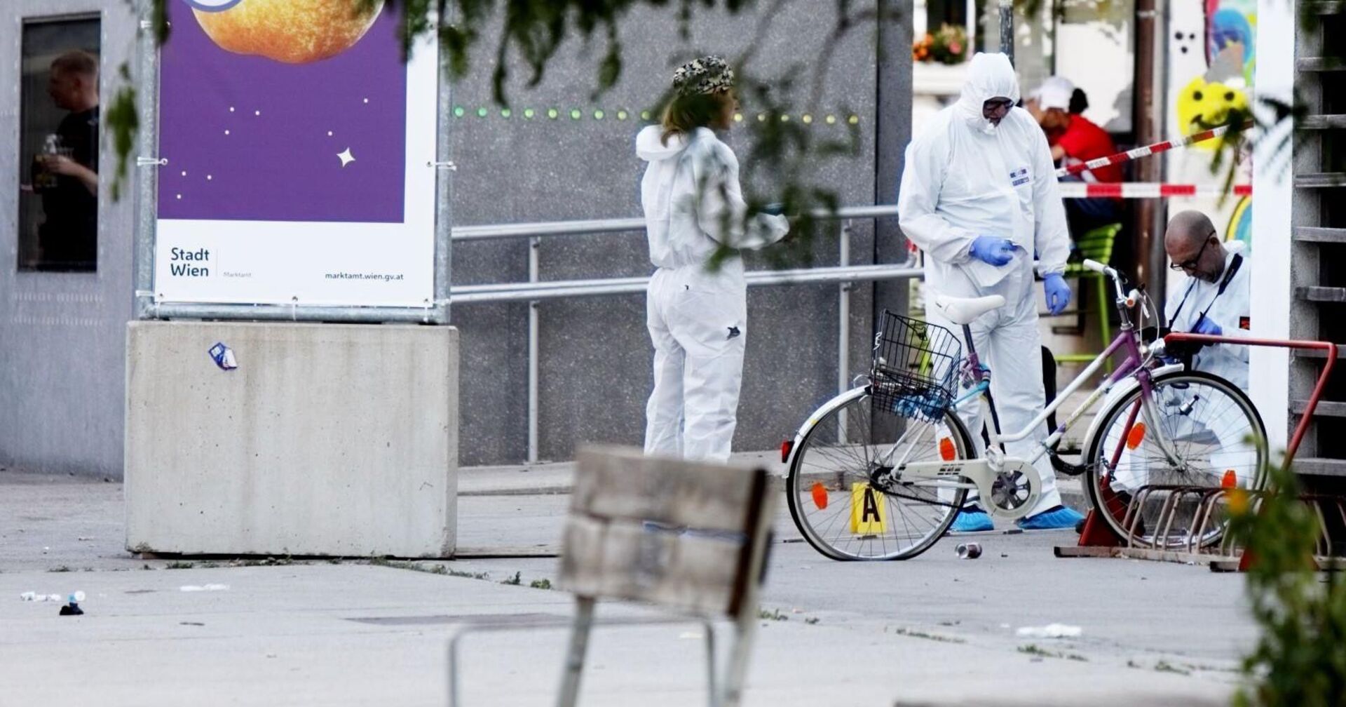 Einsatzkräfte am Tatort am Yppenplatz in Wien-Ottakring.