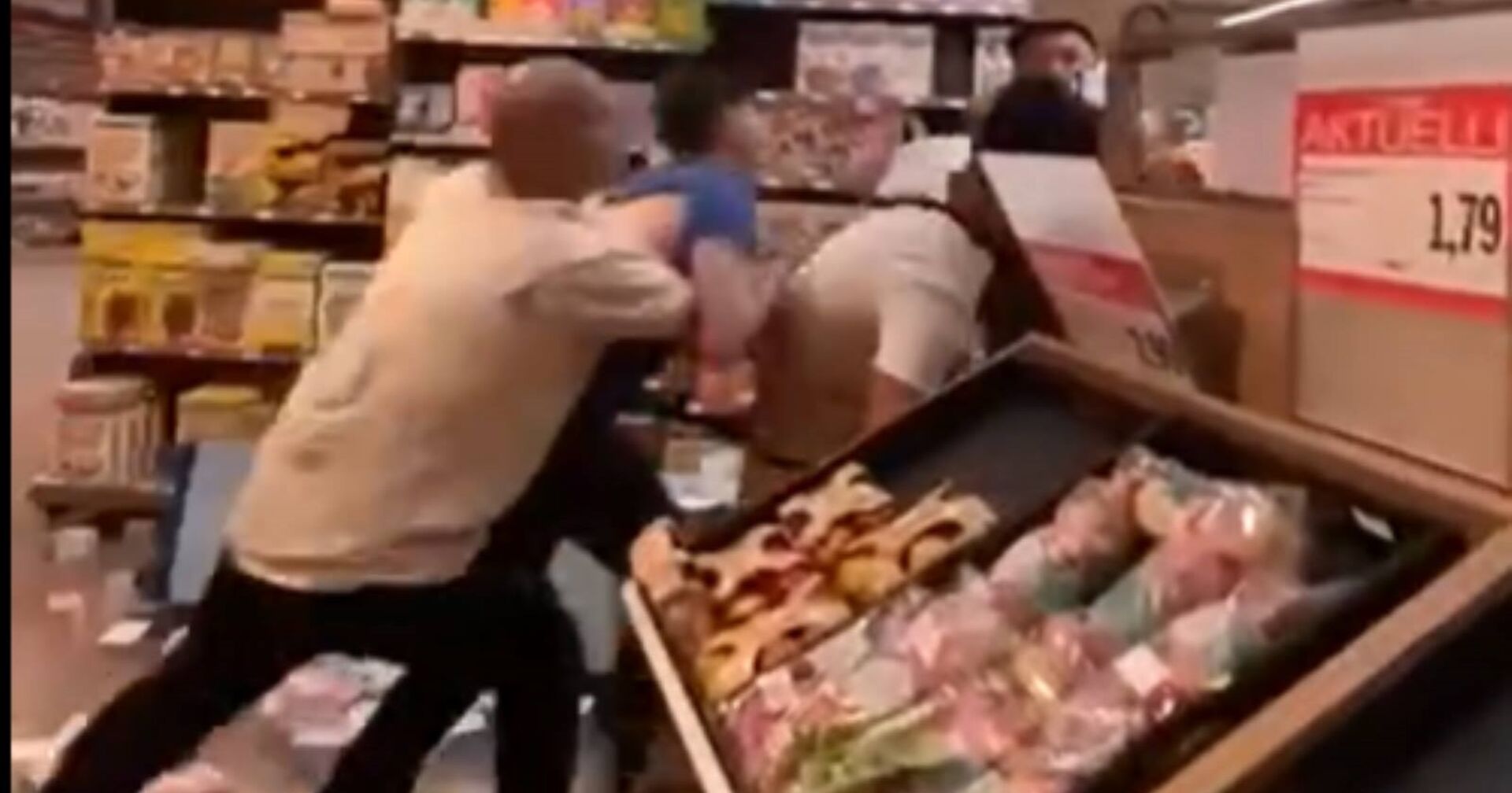 Drei Männer gehen auf Kunden los.