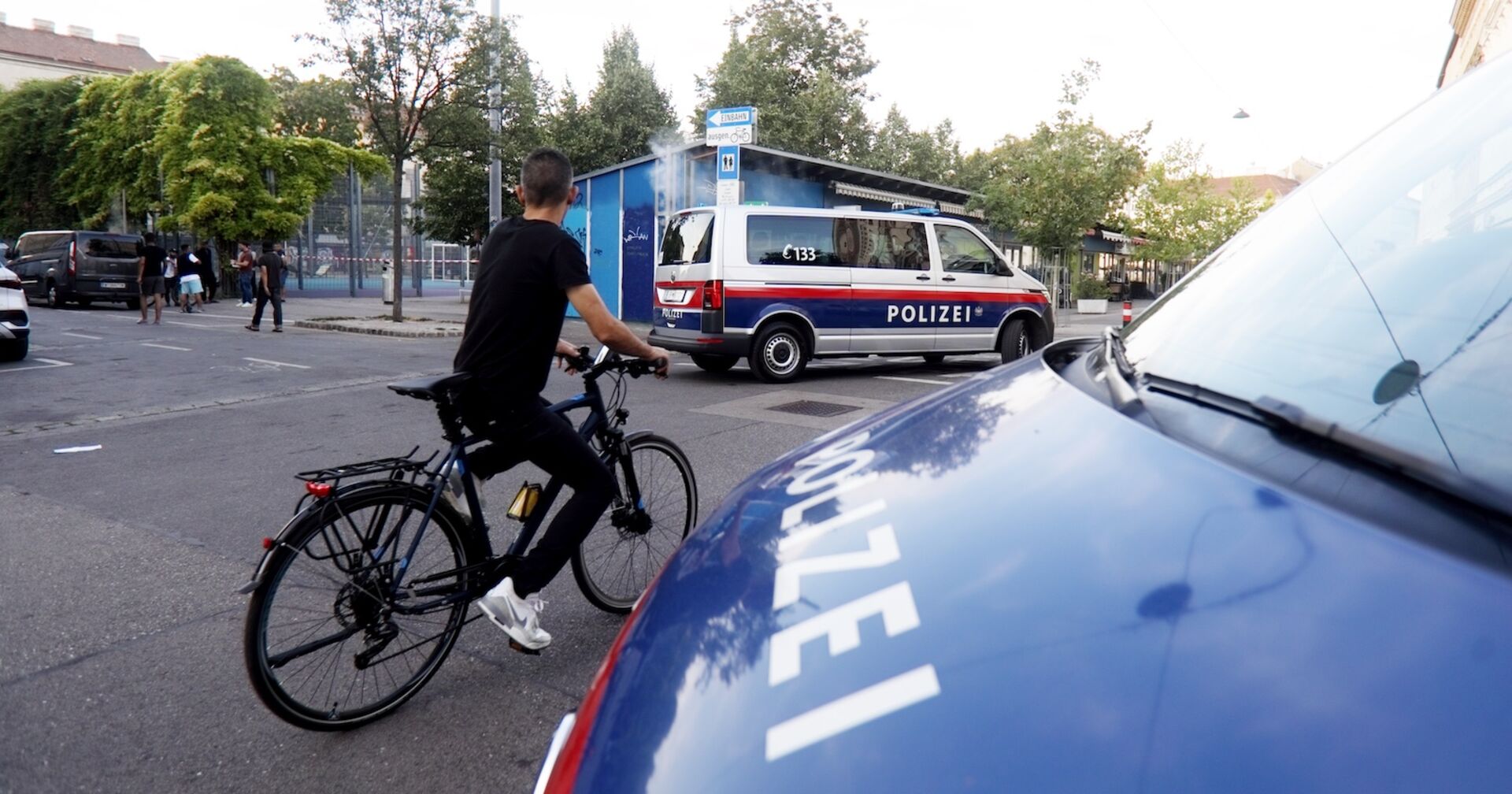 Zwei Polizeiautos am Yppenplatz, die Exekutive ermittelt weiter.