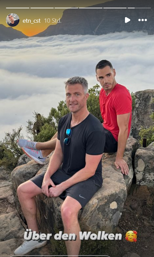 Ralf Schumacher und sein Freund Etienne auf einem Berg über der Wolkendecke. Screenshot einer Insta-Story von Etienne mit dem Titel &quot;Über den Wolken&quot;