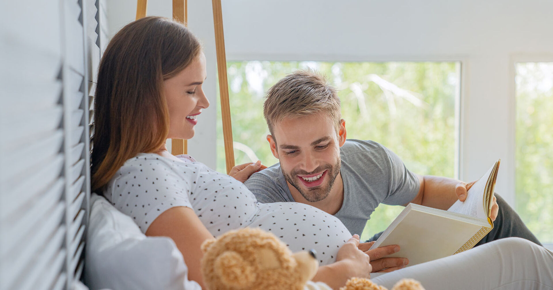 Schwangere Frau liegt im Bett | Credit: iStock.com/Inside Creative House