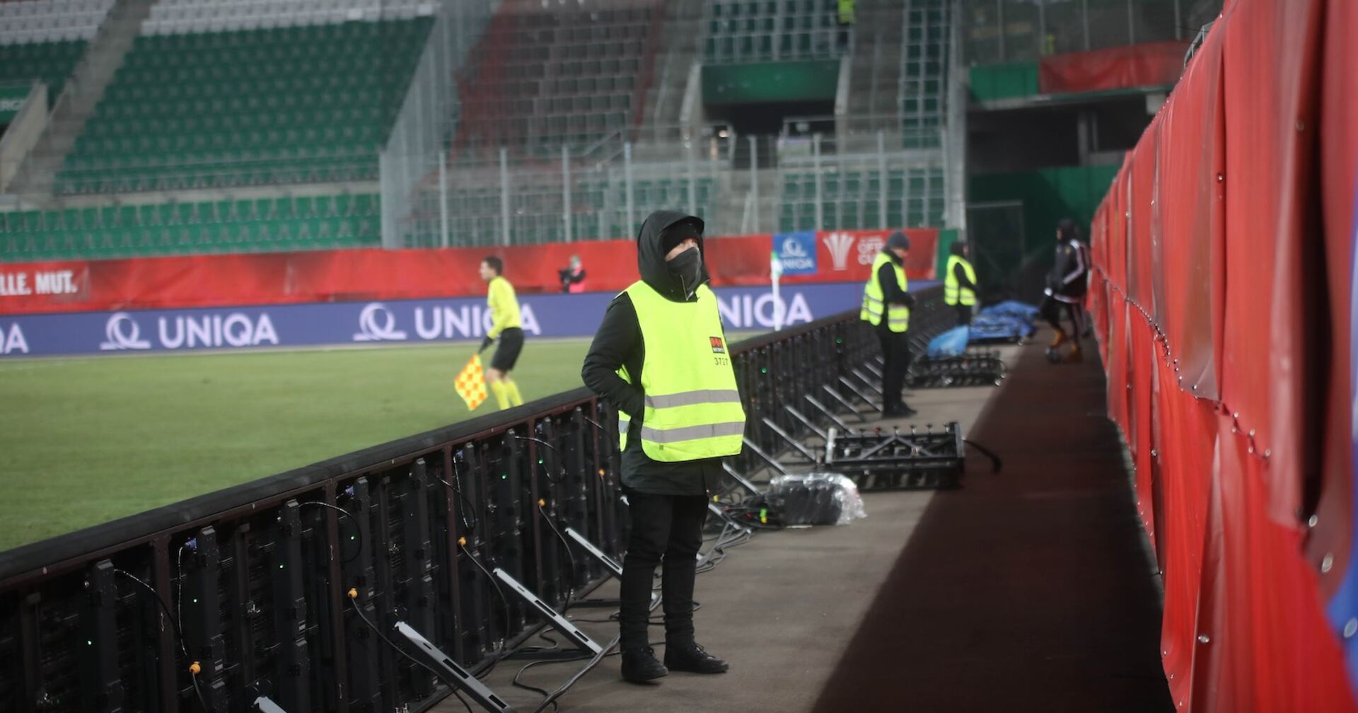 Security-Mitarbeiter in einem Stadion.
