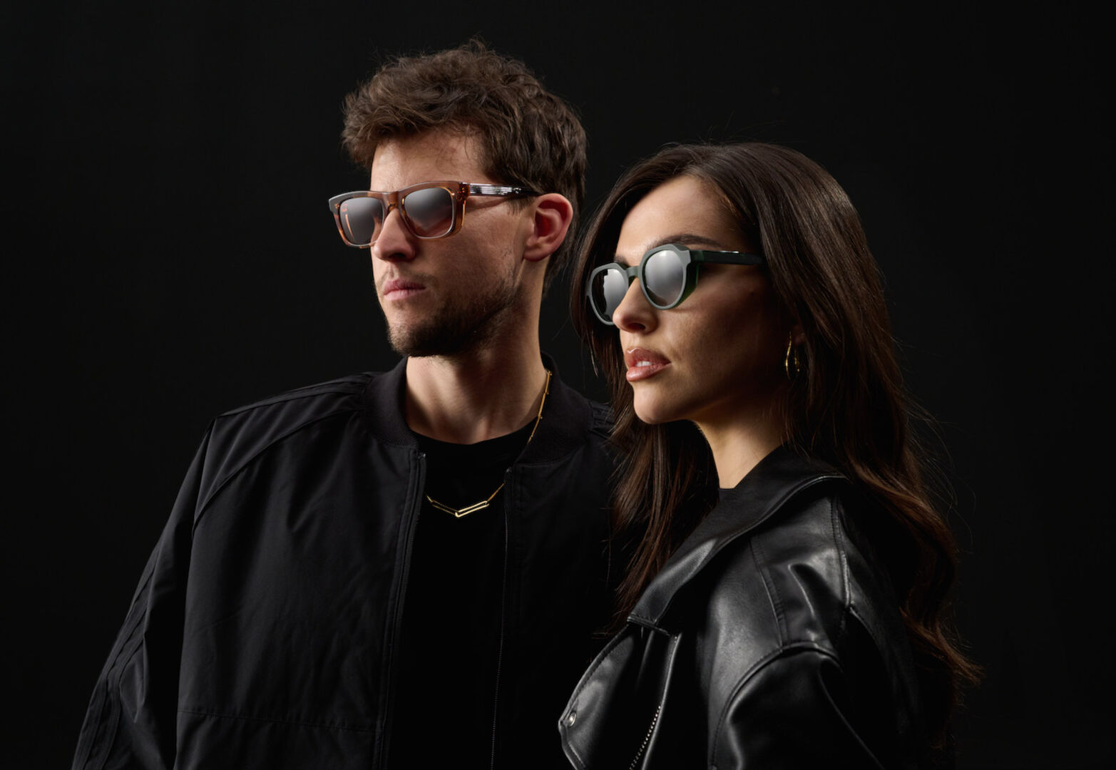 Ein Mann und eine Frau sind in Schwarz gekleidet und tragen Sonnenbrillen