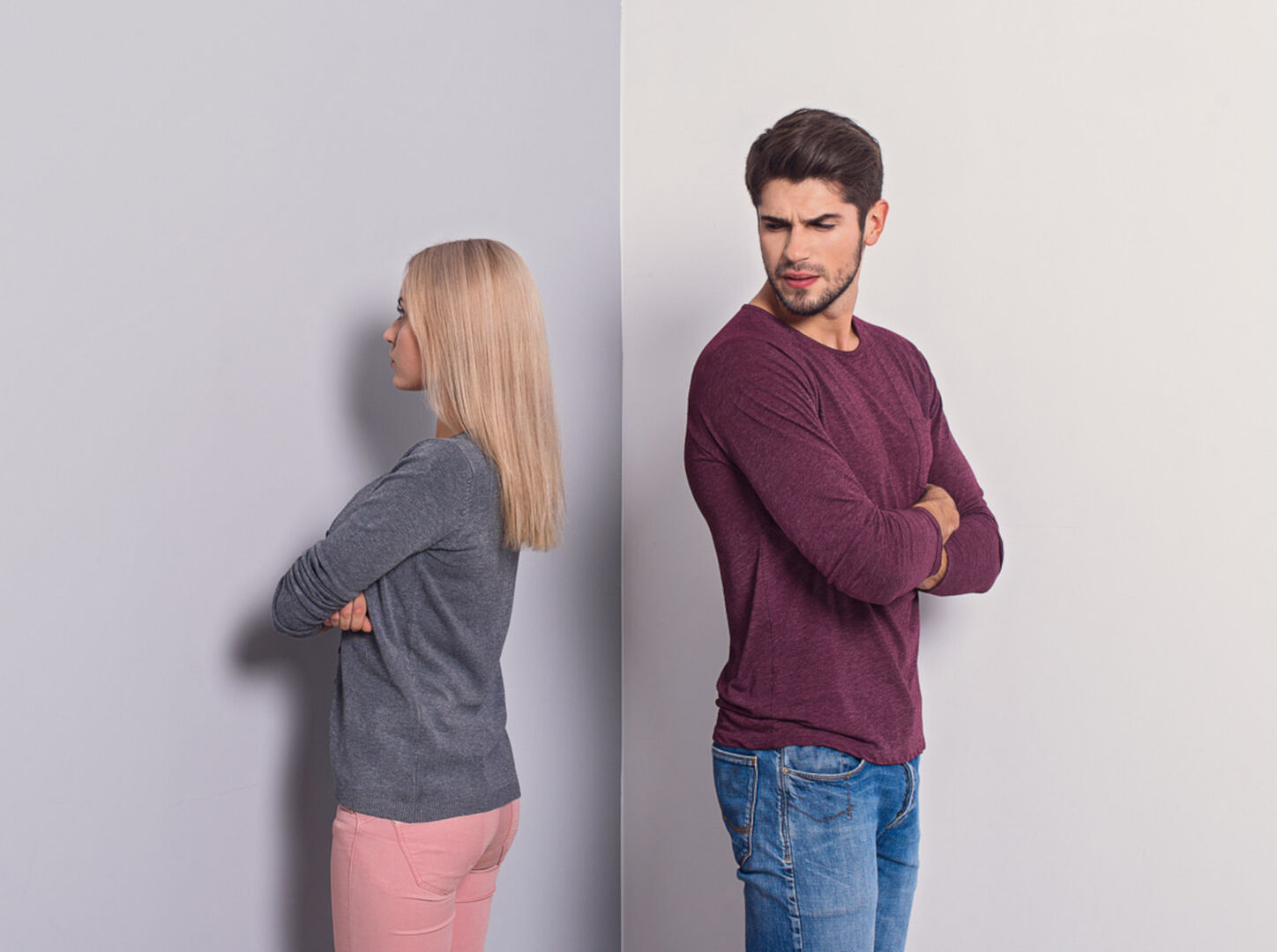 Frau schaut weg, Mann blickt sie entsetzt an