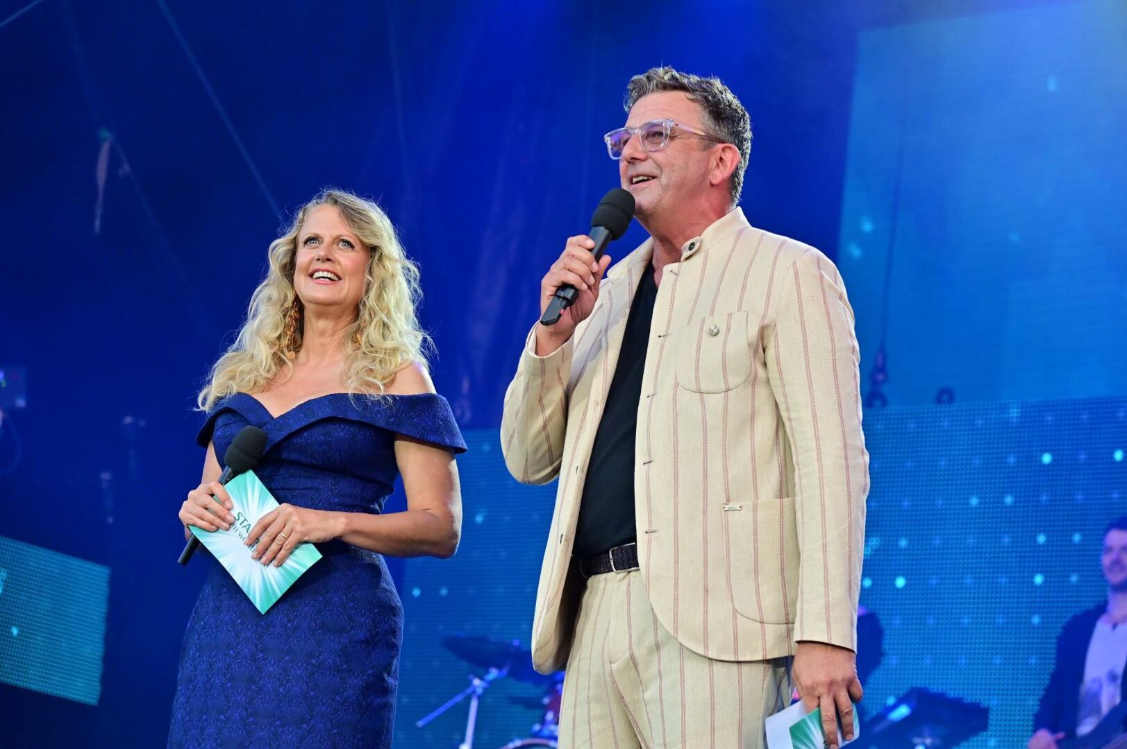 Barbara Schöneberger und Hans Sigl auf der Bühne.