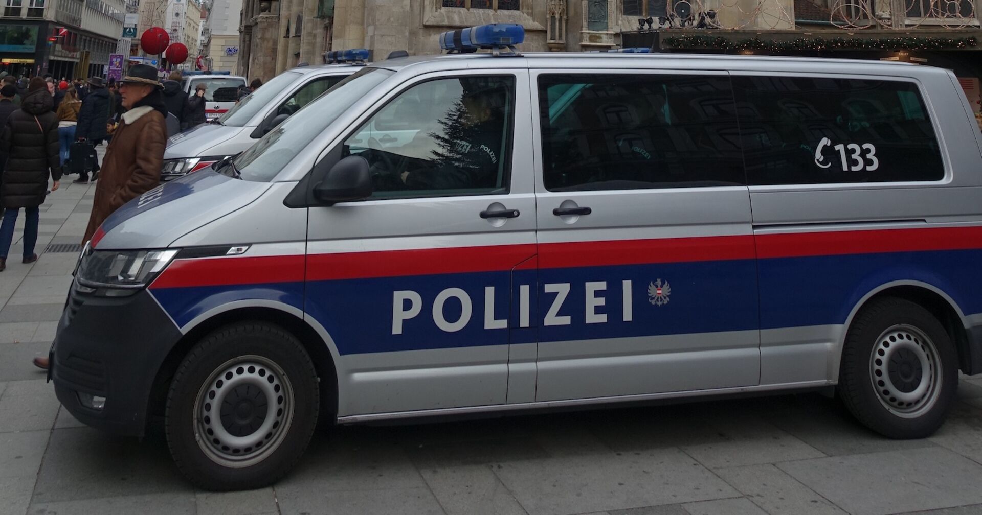 Polizeiauto vor dem Stephansdom