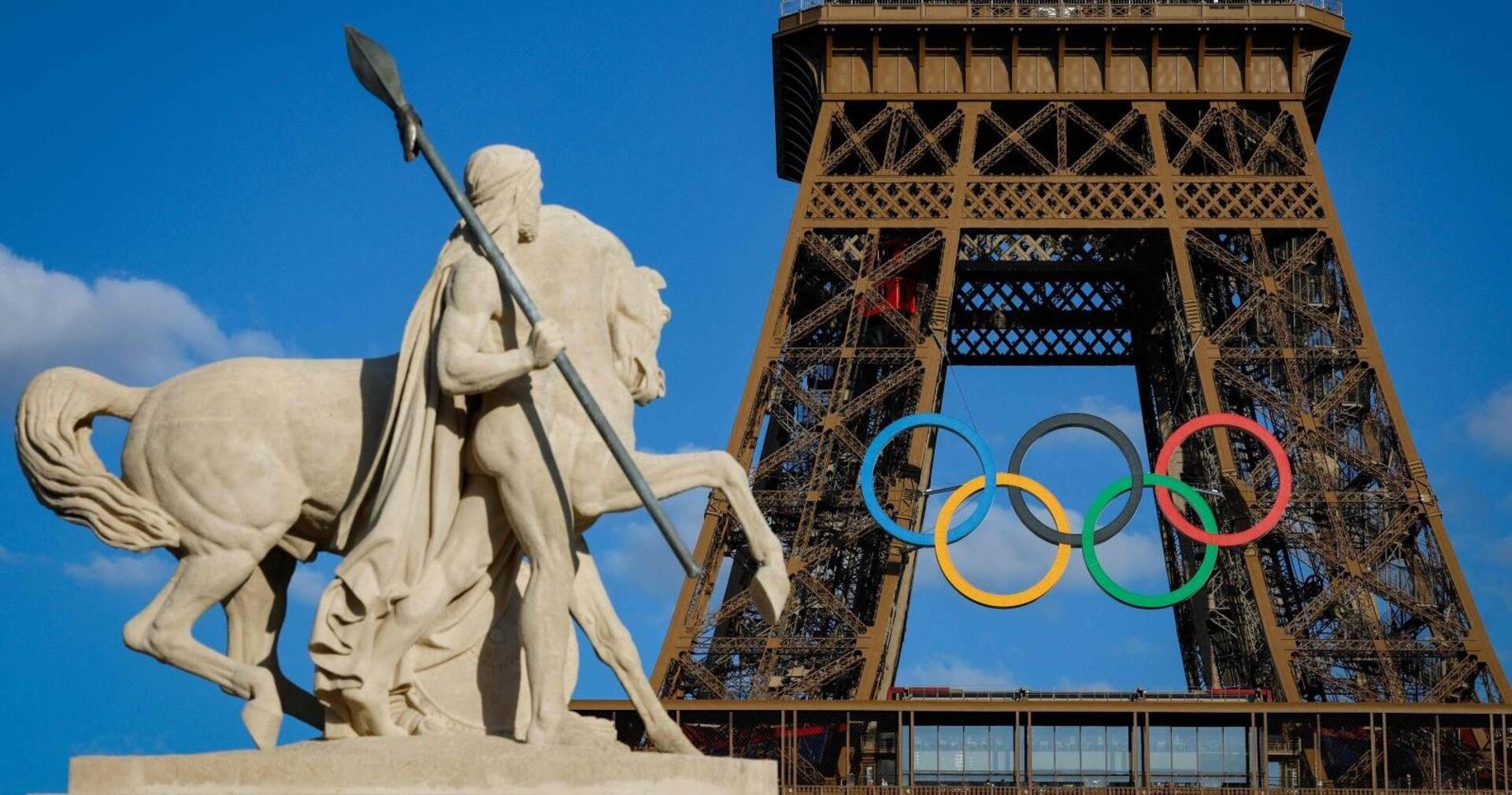 Ringe der Olympischen Spiele am Eiffelturm.