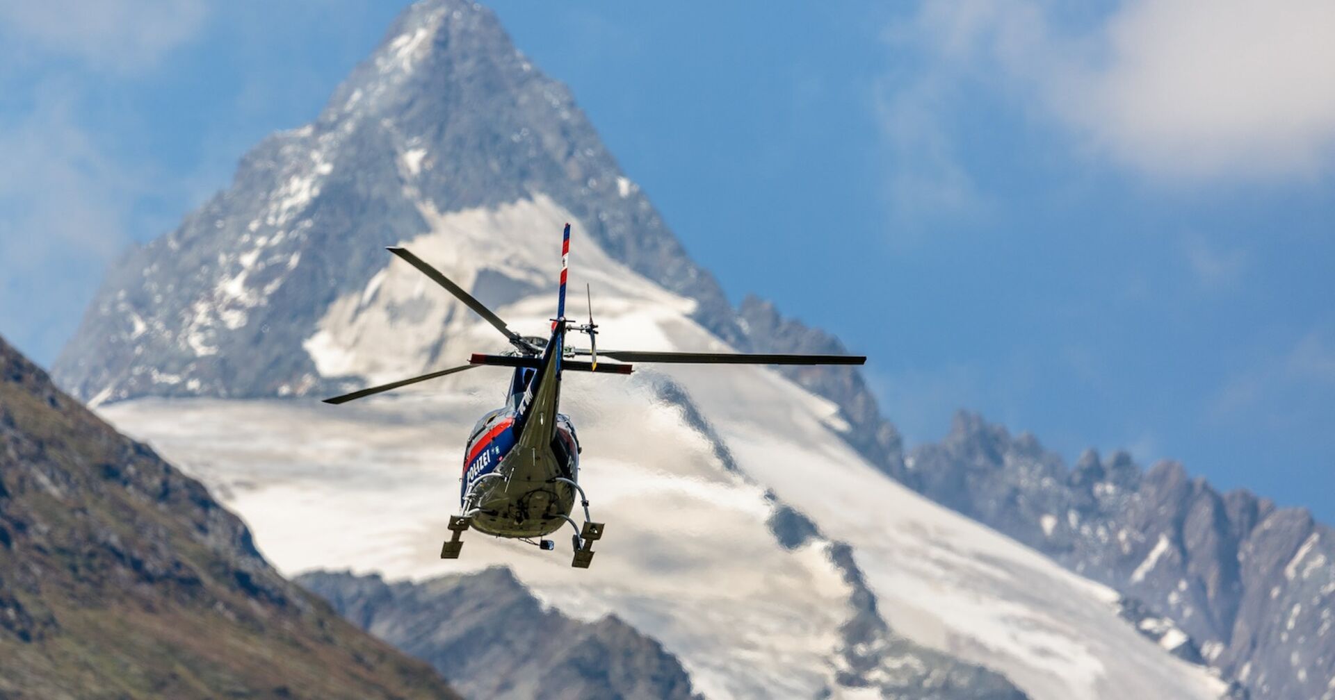 Der Polizeihubschrauber Libelle bei einem Einsatz in den Bergen.