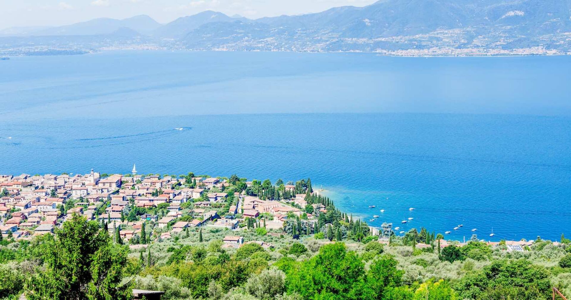 Luftaufnahme von Torri del Benaco am Gardasee.