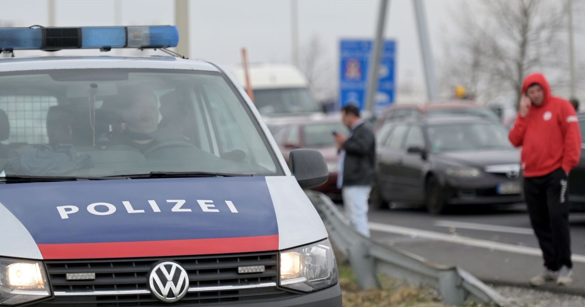 Polizeiauto auf einer Autobahn.