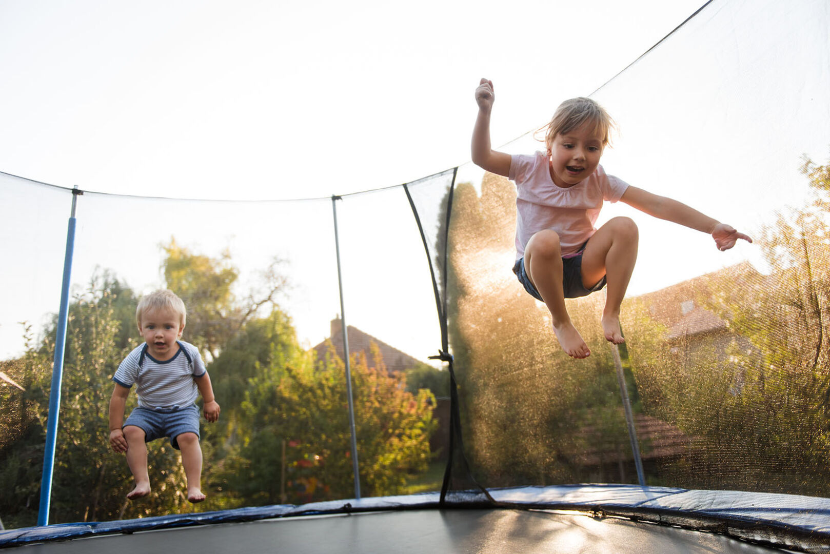 Kinder springen am Trampolin | Credit: iStock.com/Martinan