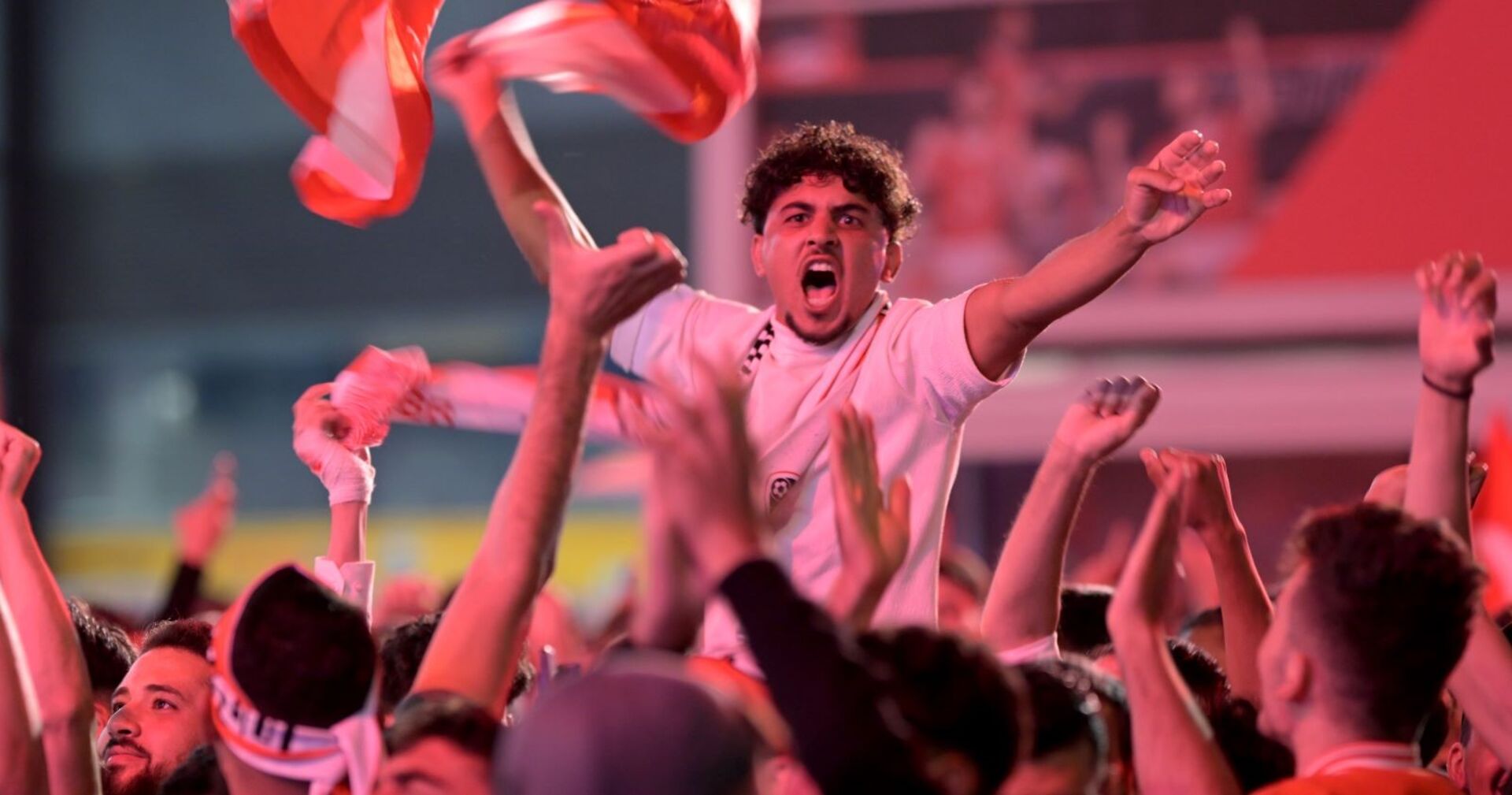 Fußballfans feuern ihre Mannschaften beim Public Viewing am Wiener Hauptbahnhof an.