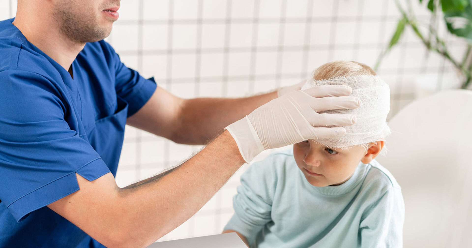 Kind im Unfallkrankenhaus | Credit: iStock.com/Sergey Mikheev