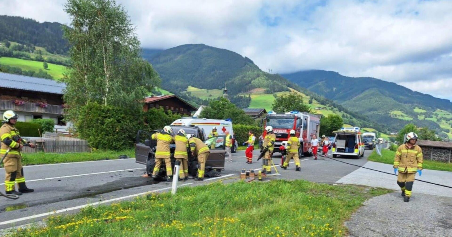 Feuerwehreinsatz an der Unfallstelle in Piesendorf.