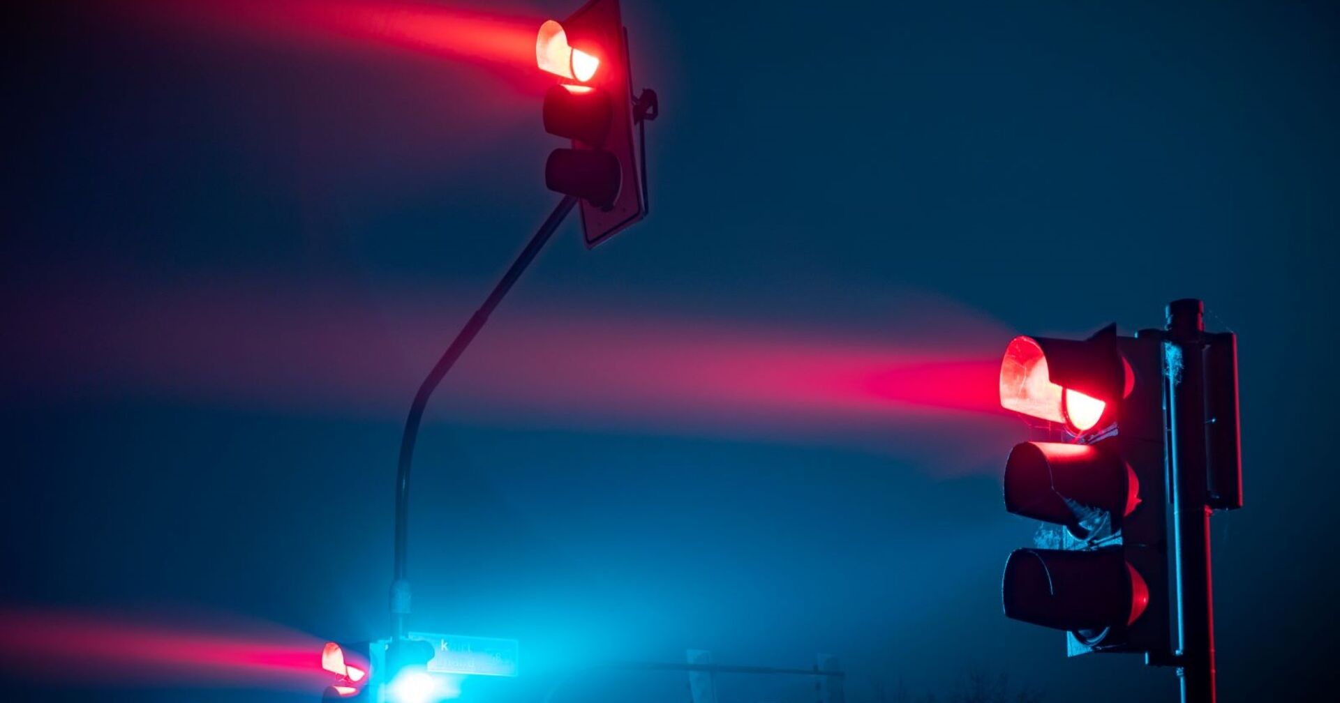 Zwei Rote Ampeln in der Nacht.