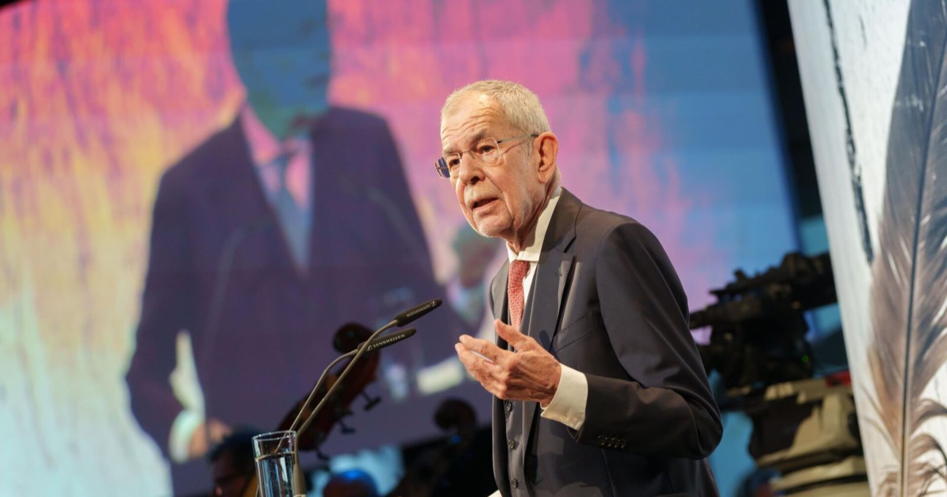 Alexander Van der Bellen richtet auf der Bühne der Bregenzer Festspiele einen flammenden Appell an die Besucher