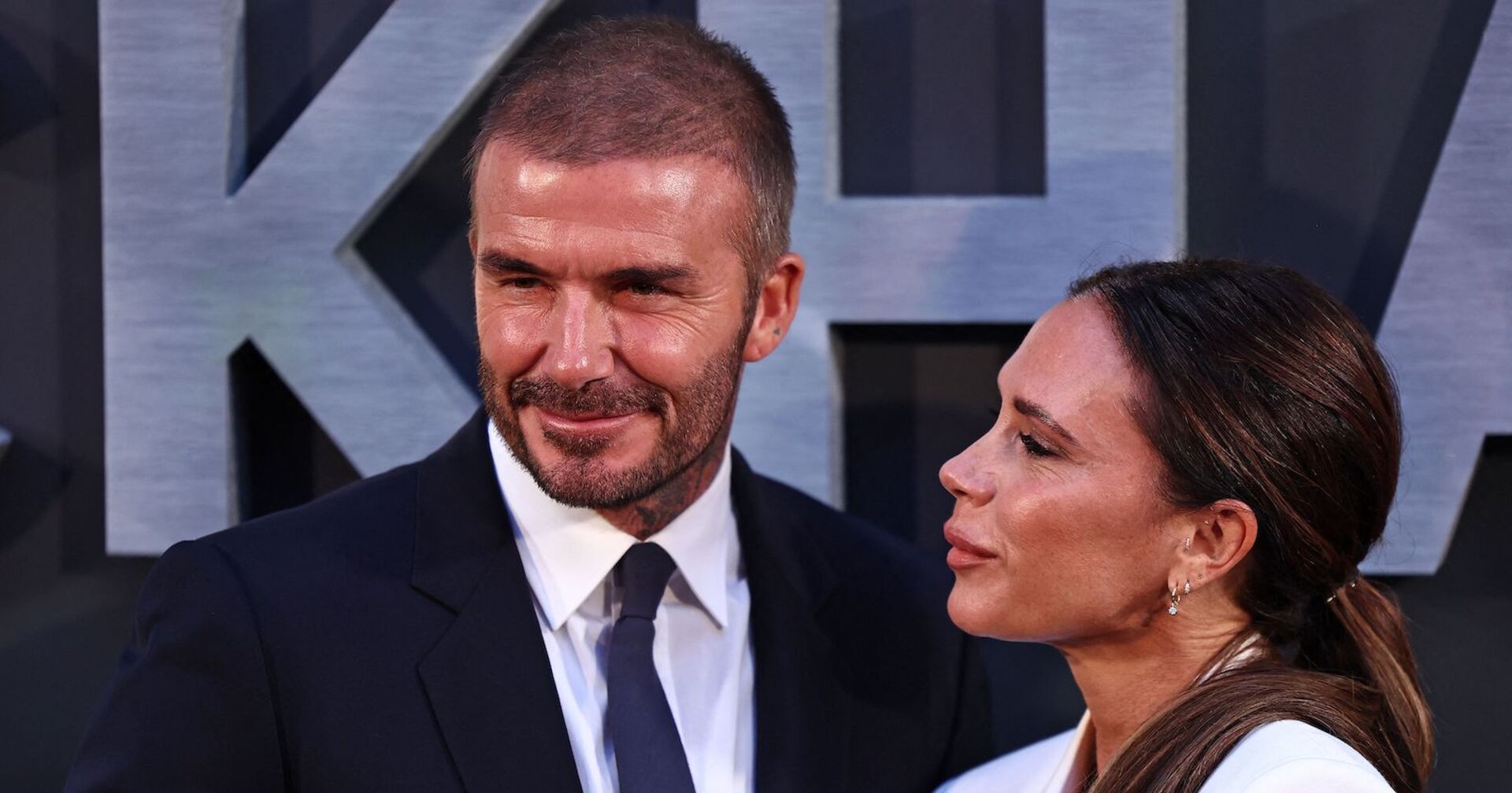 David und Victoria Beckham bei einer Premiere vor einer Fotoleinwand.