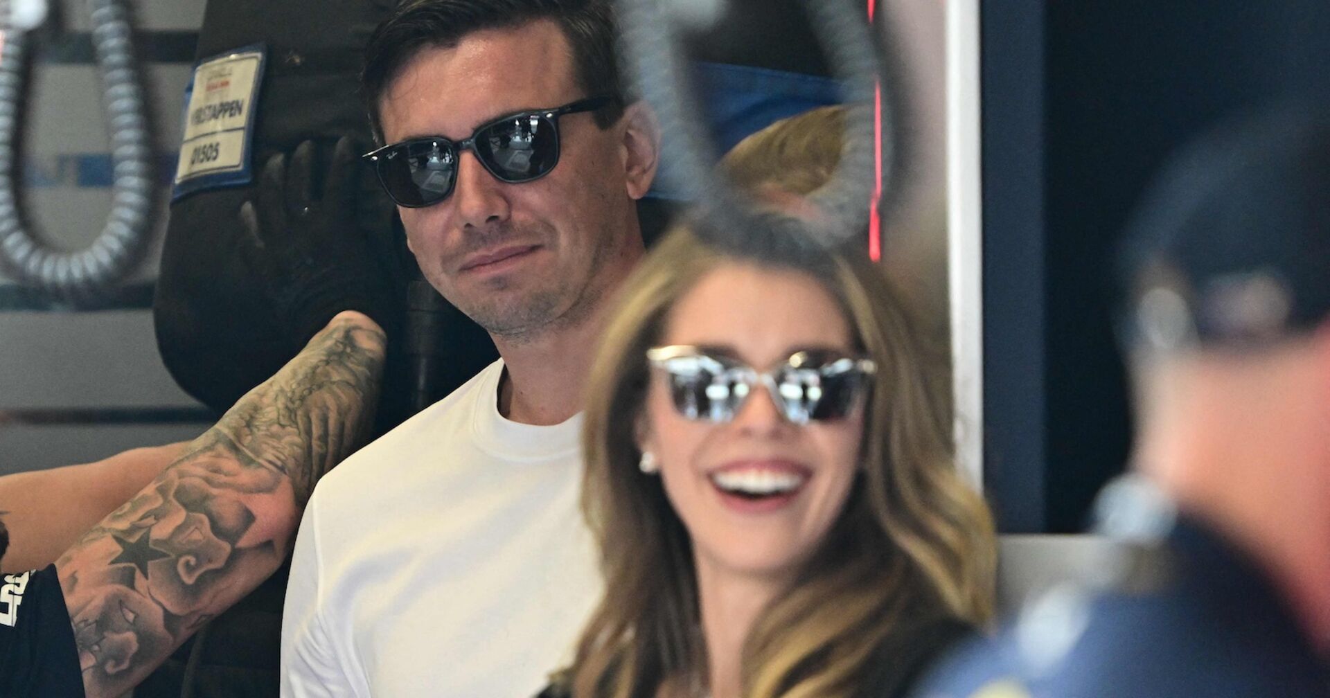 Der österreichische Milliardärserbe und Miteigentümer der Red Bull GmbH Mark Mateschitz und die österreichische Popsängerin, TV-Moderatorin und Unternehmerin Victoria Swarovski vor dem Qualifying auf dem Red Bull Ring in Spielberg.