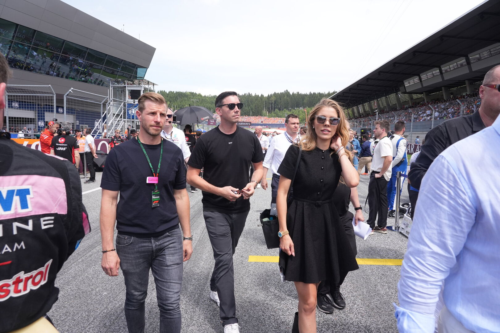Mark Mateschitz mit Freundin Victoria Swarovski in schwarzer Kleidung beim Holiday Grand Prix in Spielberg.