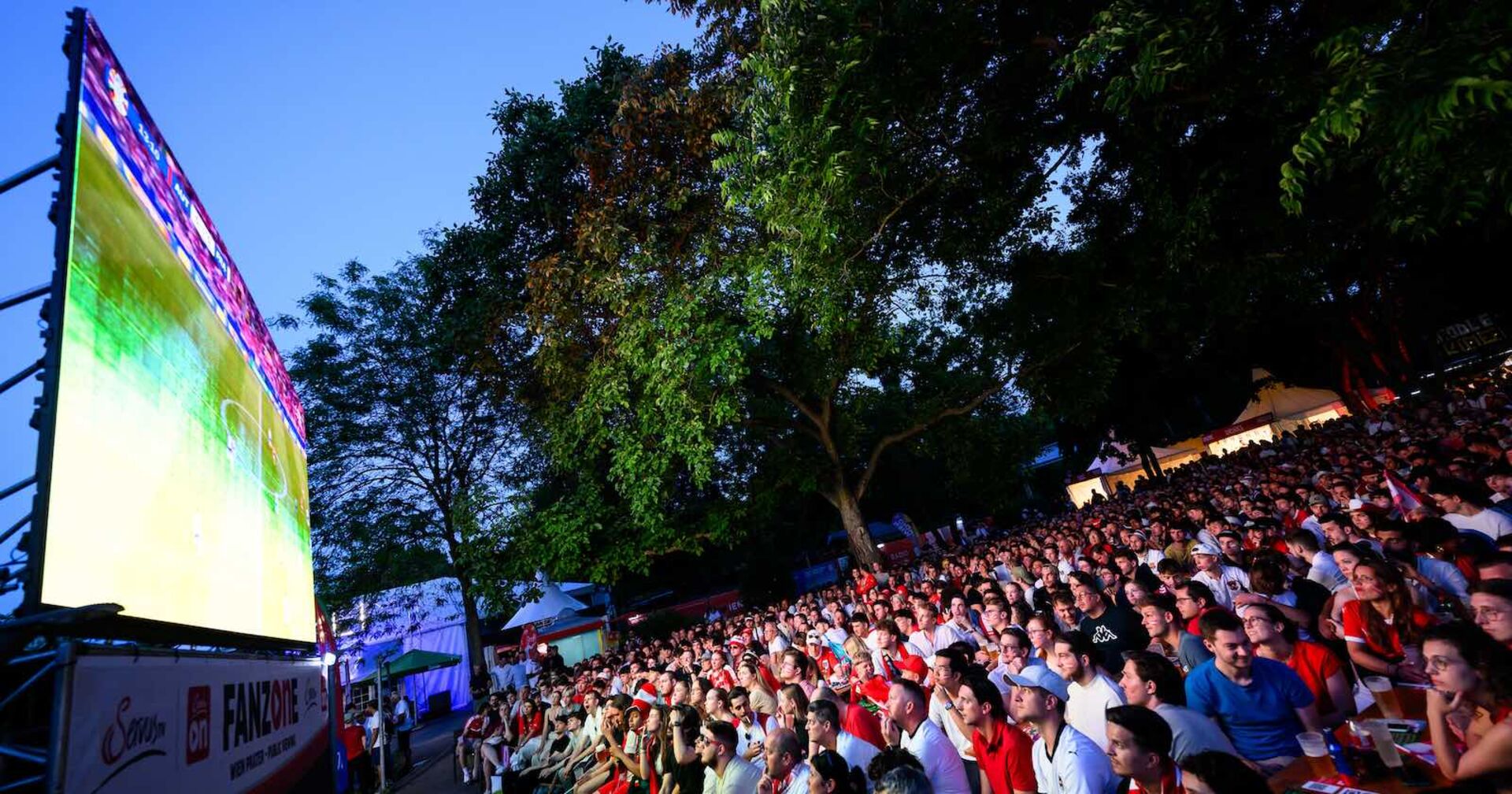 Viele Menschen beim Public Viewing in Wien.