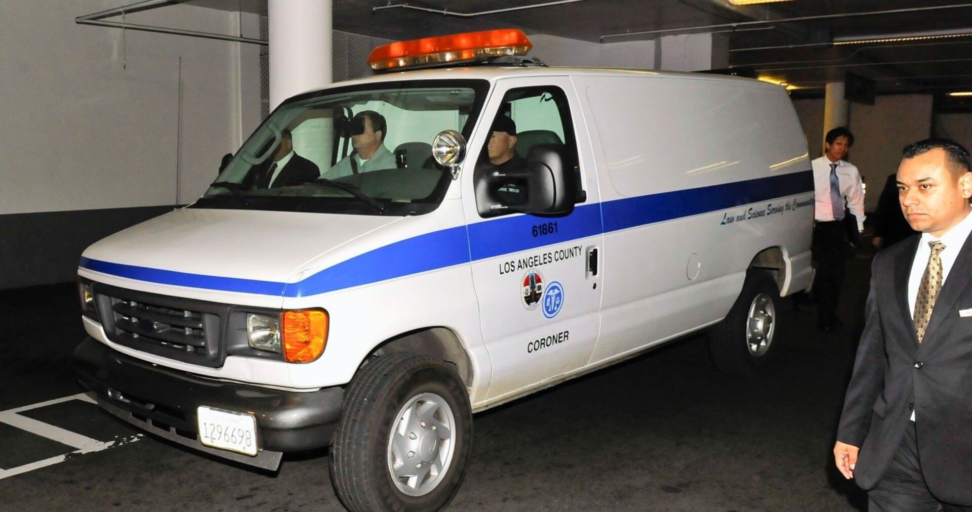 Leiche von Whitney Houston wird mit einem Van aus dem Hotel transportiert.