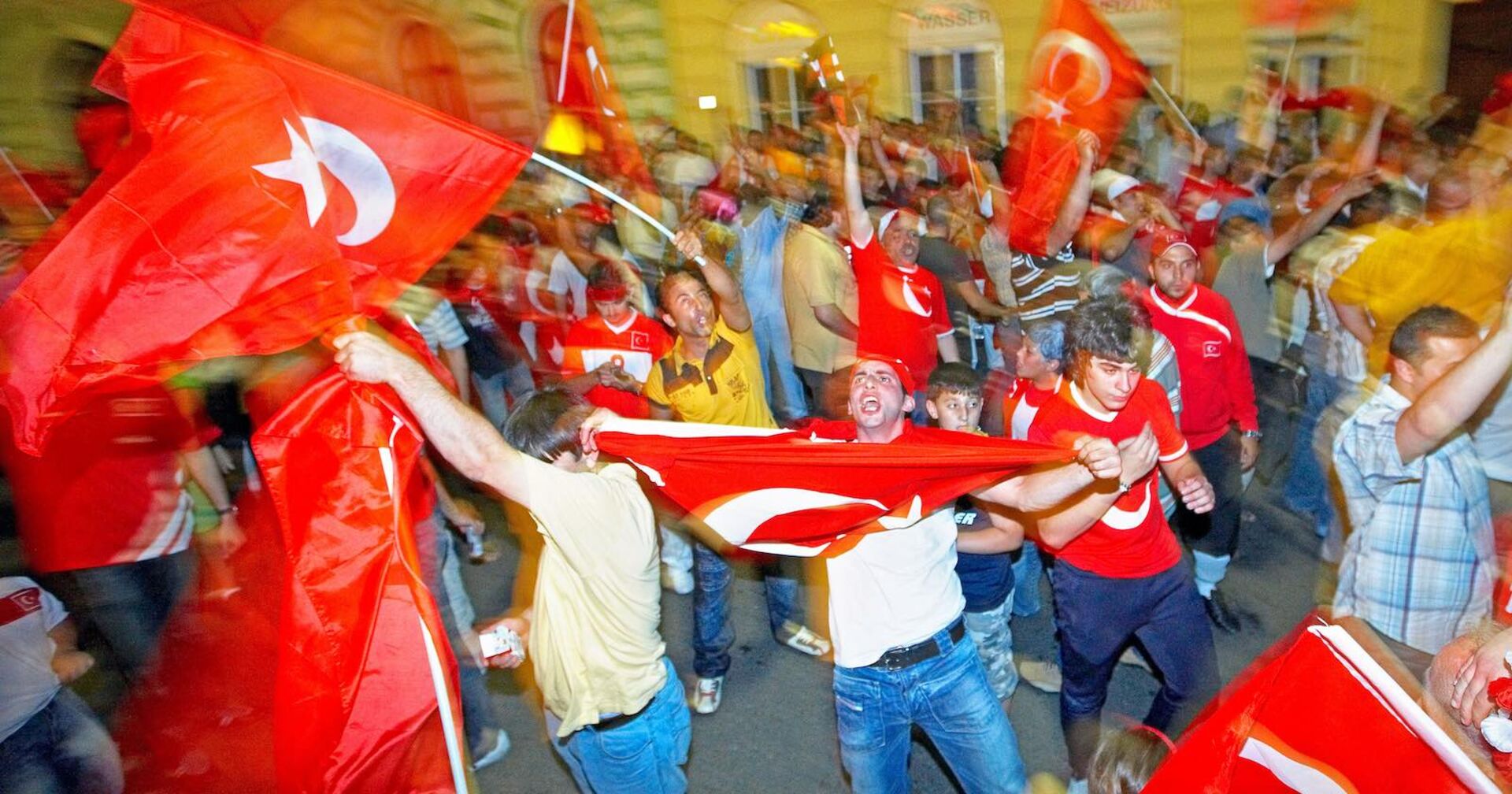 Türkische Fußballfans auf Wiens Straßen.