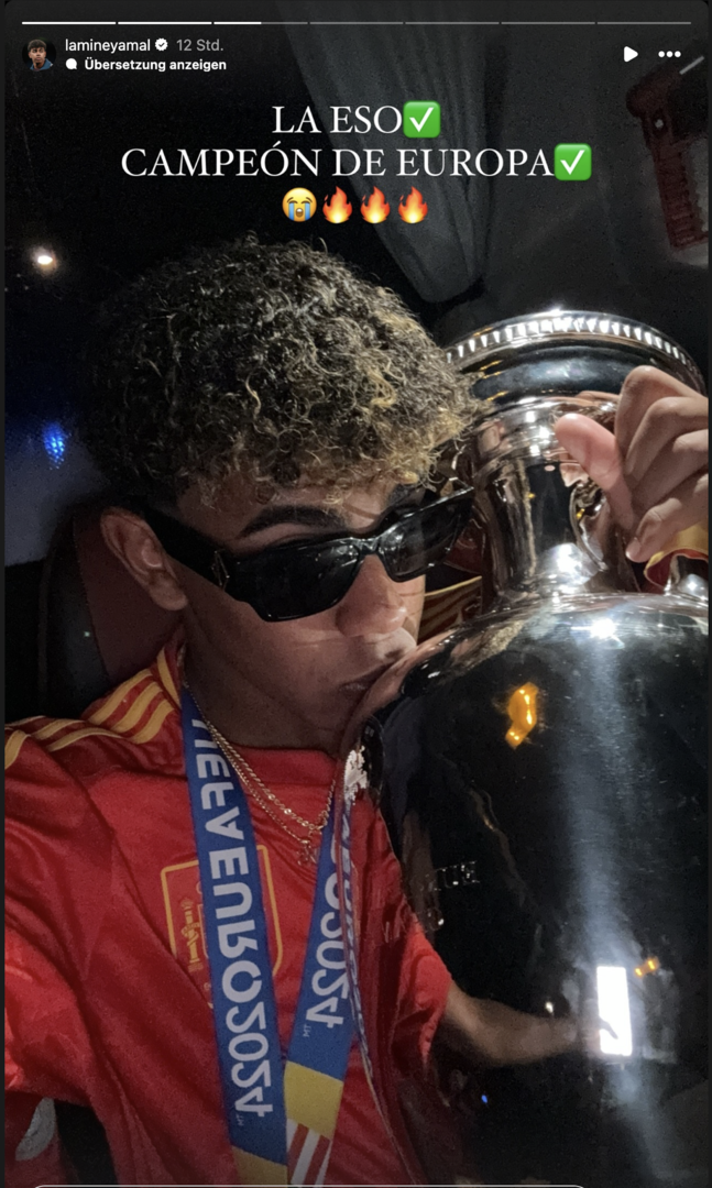 Lamine Yamal macht ein Selfie, während er den Europapokal küsst - ein Screenshot einer Instgram-Story.