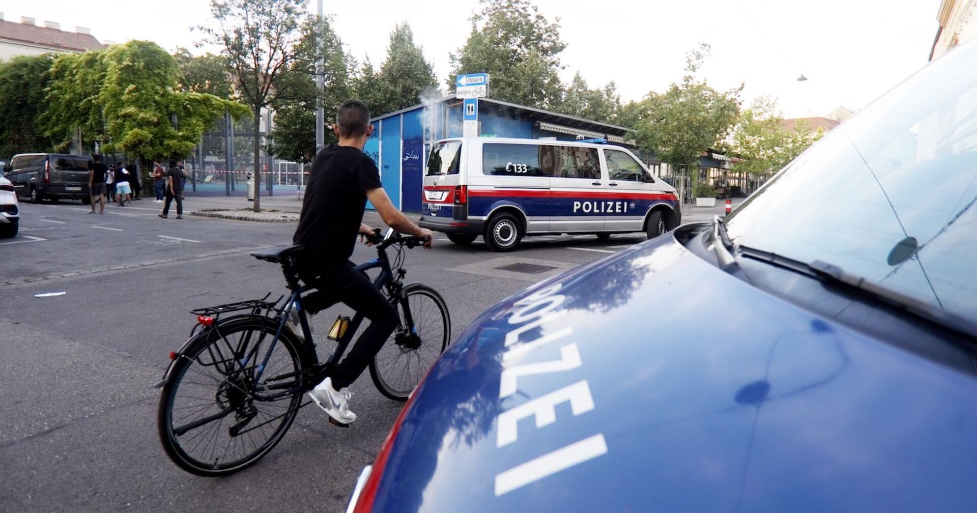 Polizeiautos und ein Jugendlicher am Yppenplatz.