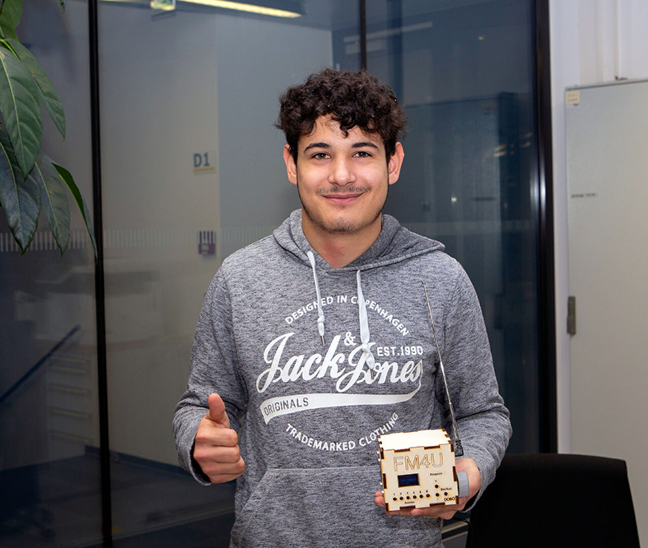 Dominic Büchel stellte ein individuell gestaltetes Ultrakurzwellen-Radio vor, das er seinem Großvater schenken wollte.