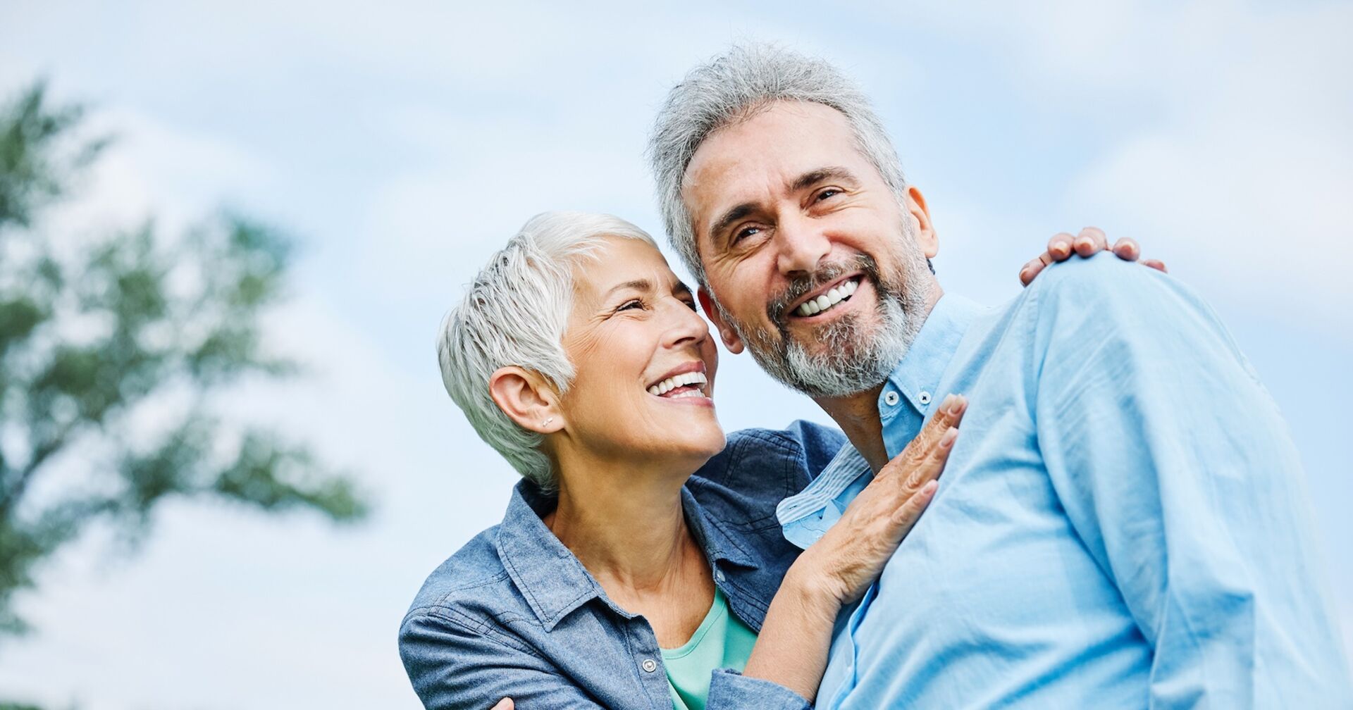 Ein glückliches, vitales älteres Paar