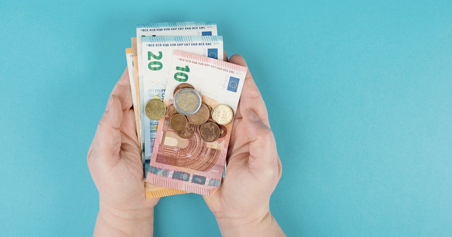Hände halten mehrere Euro-Banknoten