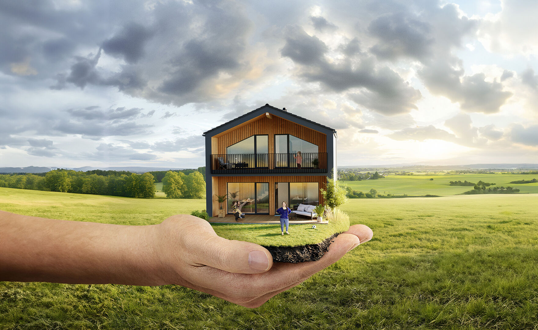 Frau mit Miniaturmodell eines Hauses in der Hand | Credit: HARTL HAUS