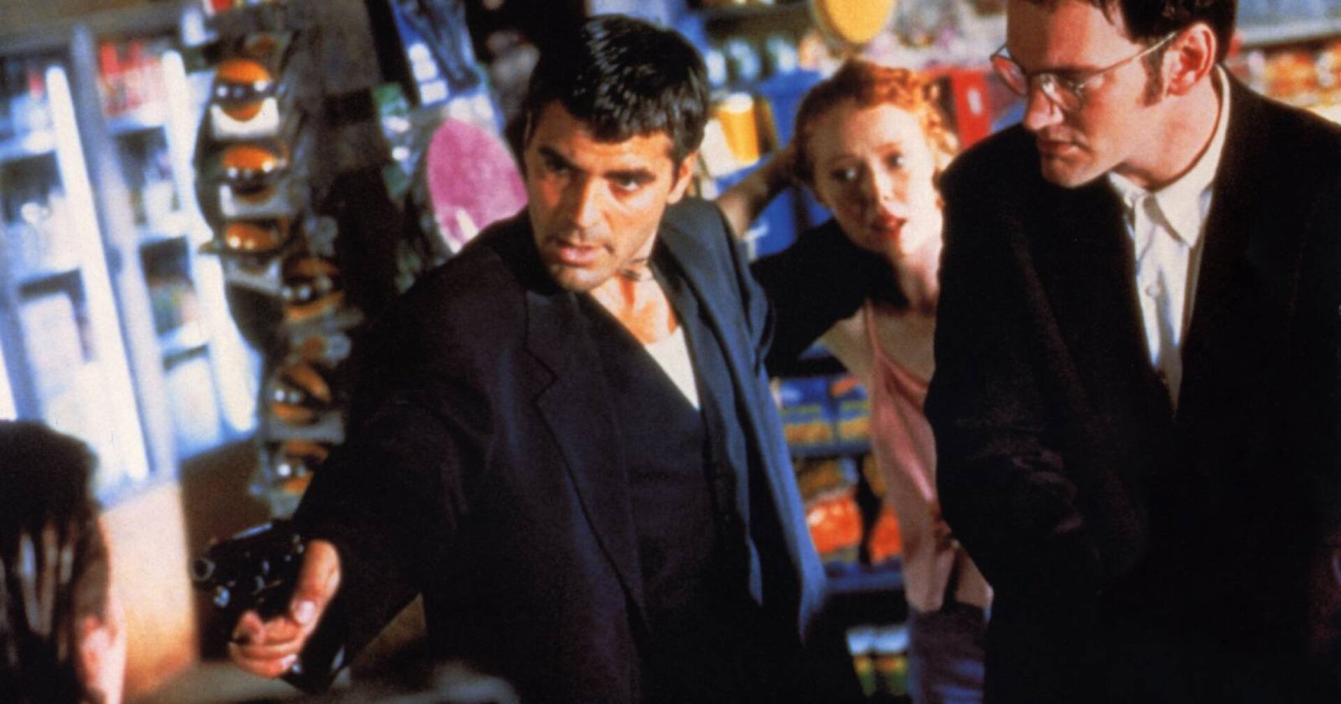 Eine Szene aus &quot;From Dusk Till Dawn&quot; in der die von George Clooney und Quentin Tarantino verkörperten Protagonisten einen Tankstellen-Shop überfallen