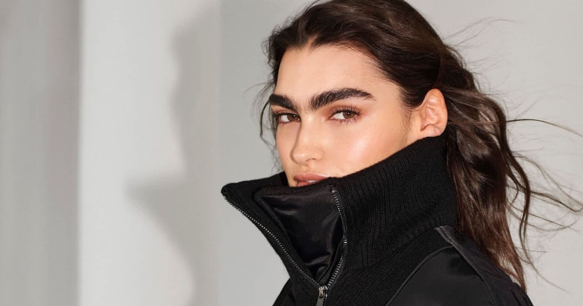 Porträt von Model mit hochgeschlagenem Jackenkragen