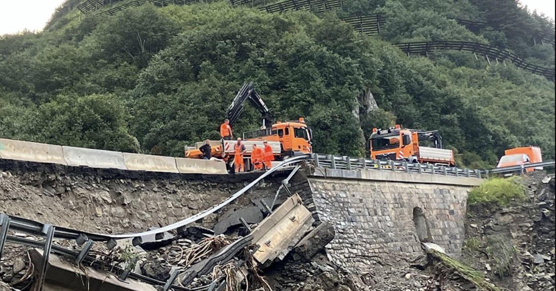 Schweres Gerät auf beschädigter Straße