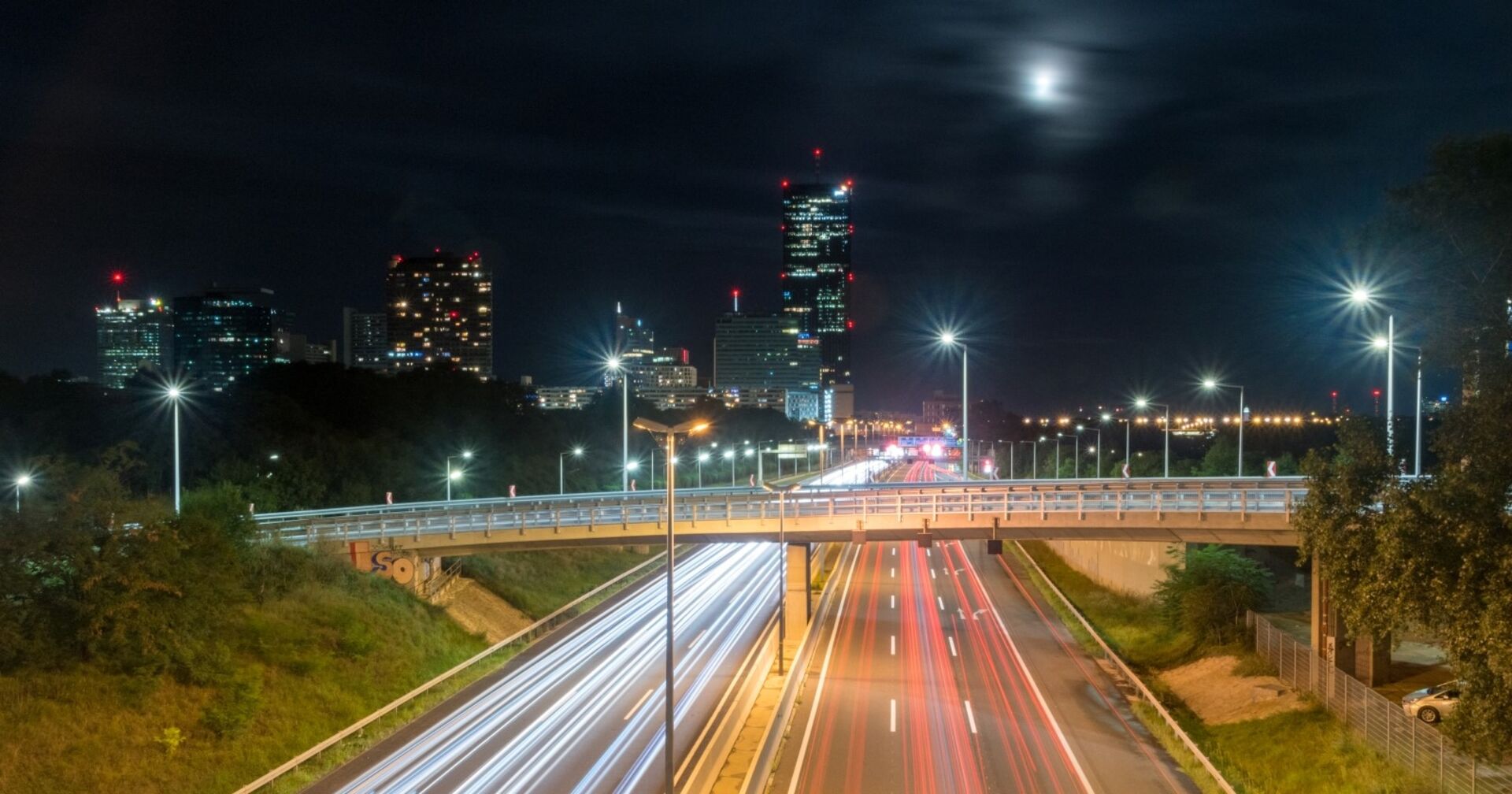 Donauuferautobahn (A22) bei Nacht