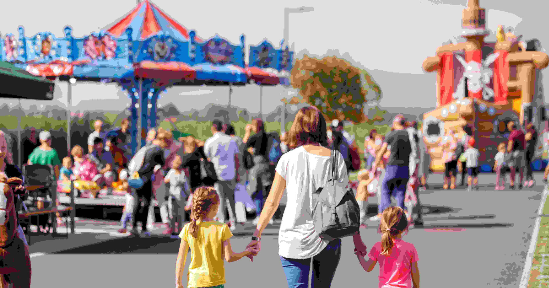 Eine Familie geht gemeinsam zu einem Freizeitpark.