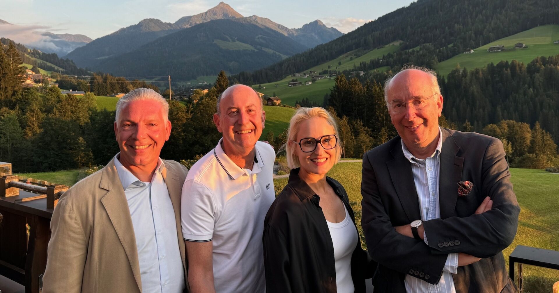 Gruppenbild vor herrlicher Bergkulisse