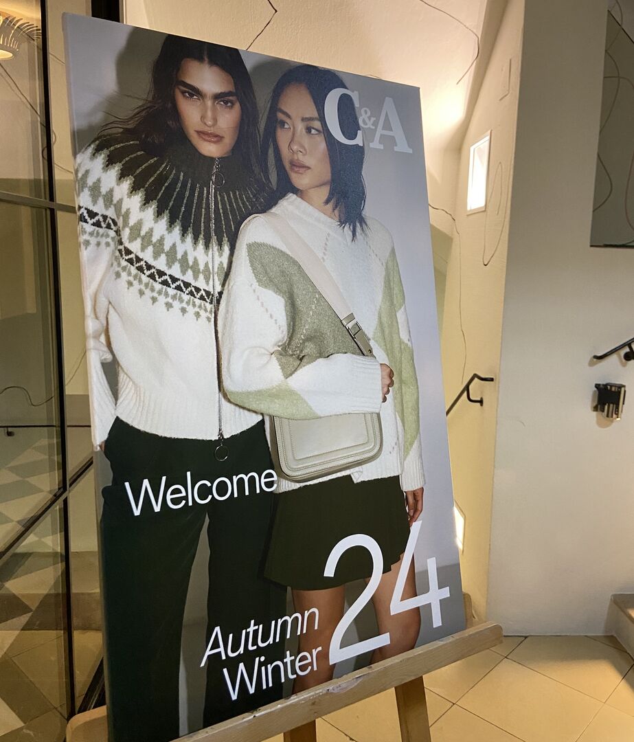 Plakat mit zwei Models in C&amp;A Looks