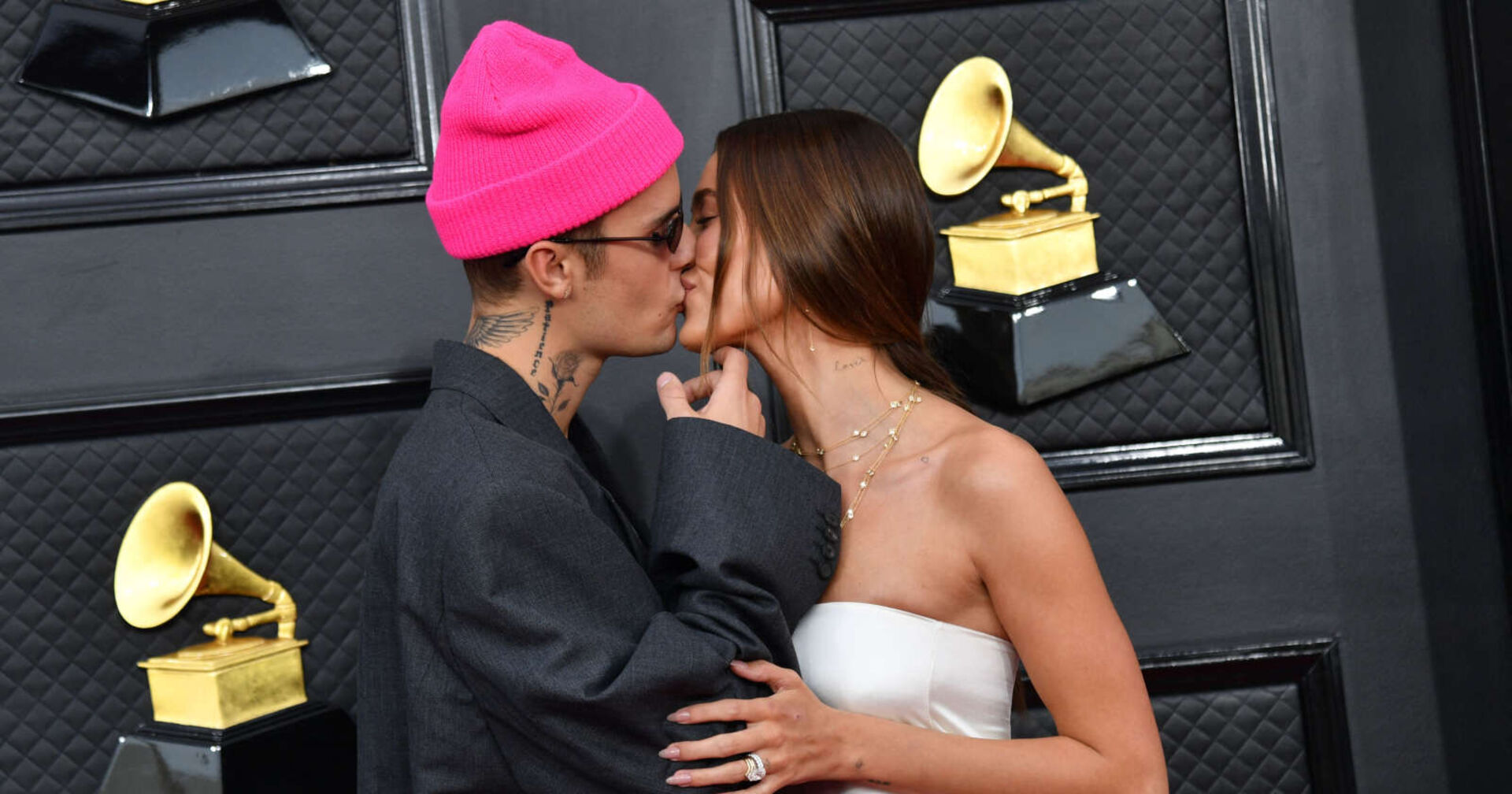 Justin und Hailey Bieber küssen sich auf einem Event.