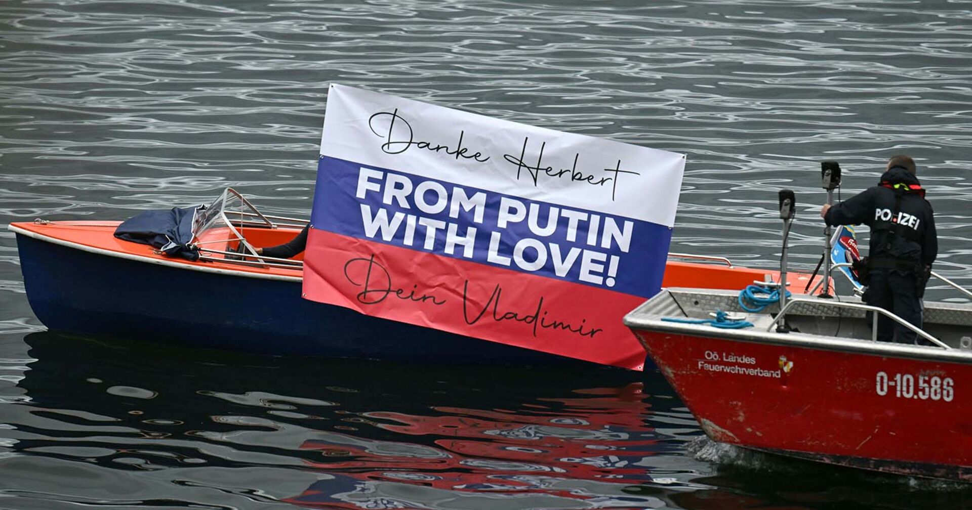 Störaktion von Aktivisten am Traunsee, die während des ORF-Sommergesprächs ein Transparent mit der Aufschrift &quot;From Putin with Love&quot; enthüllten.