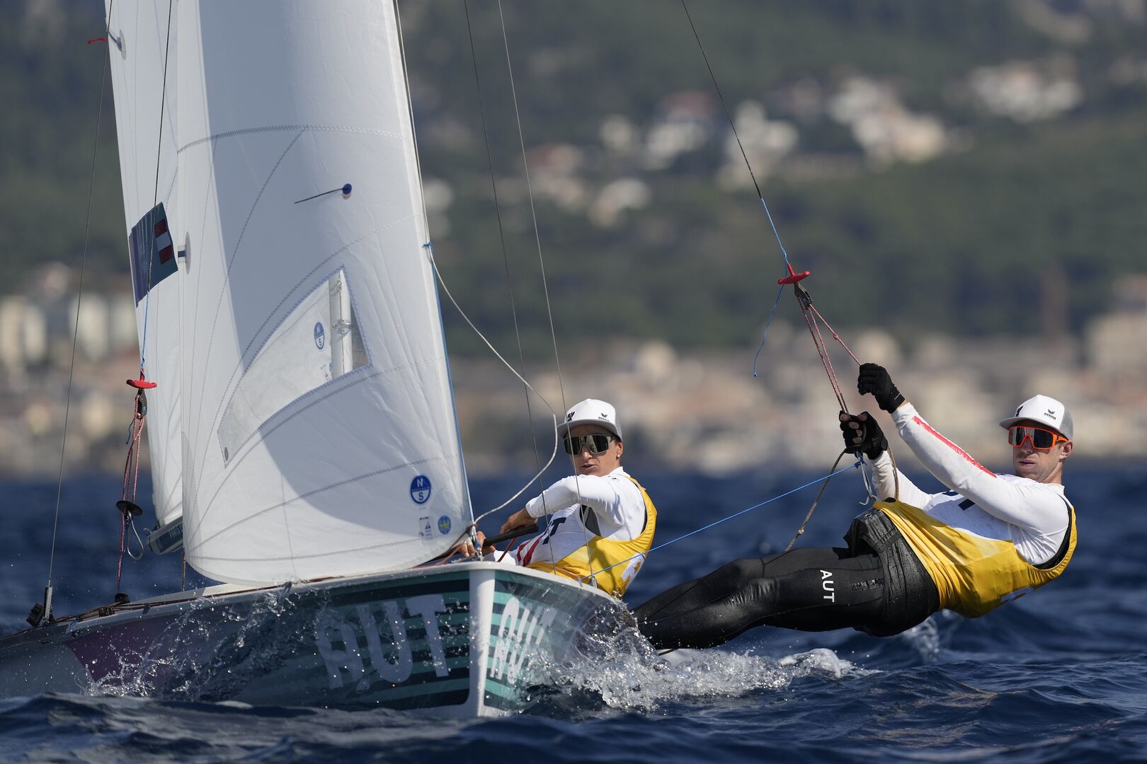 Lara Vadlau and Lukas Maehr am Segelboot