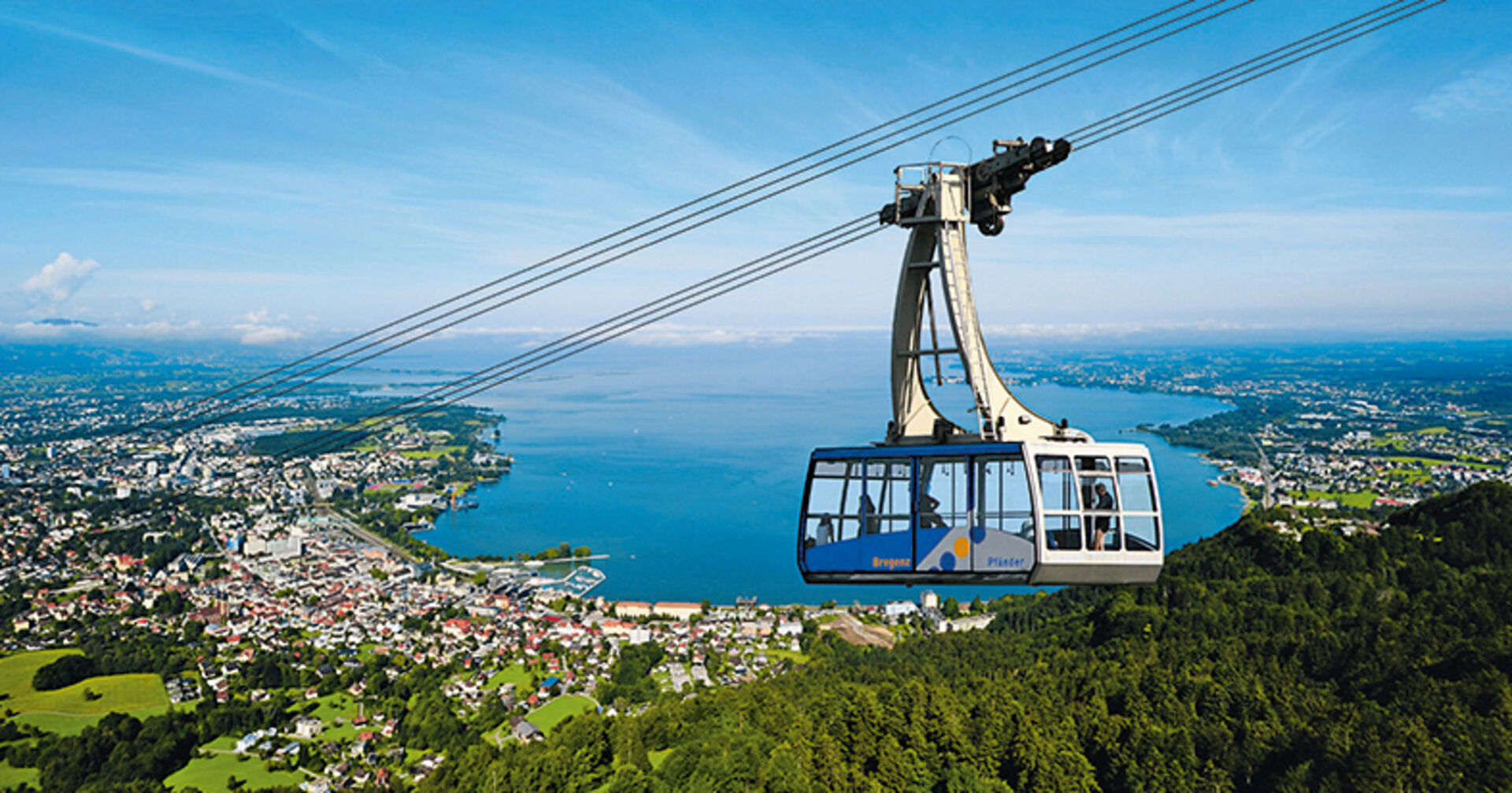 Einzigartiges Panorama bereits während der Fahrt in den Großraumkabinen für 80 Personen mit weit herunter gezogenen Fenstern