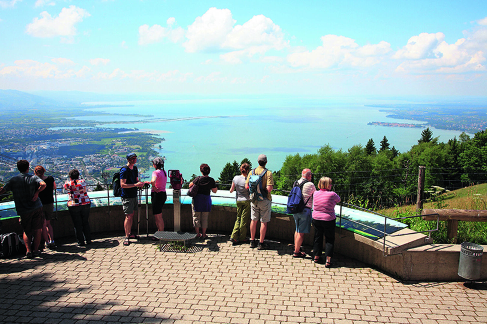 Der einzigartige Rundblick über den gesamten Bodensee und 240 Alpengipfel Österreichs, Deutschlands und der Schweiz macht den Pfänder bei Bregenz, Vorarlberg zum berühmtesten Aussichtspunkt der Region.