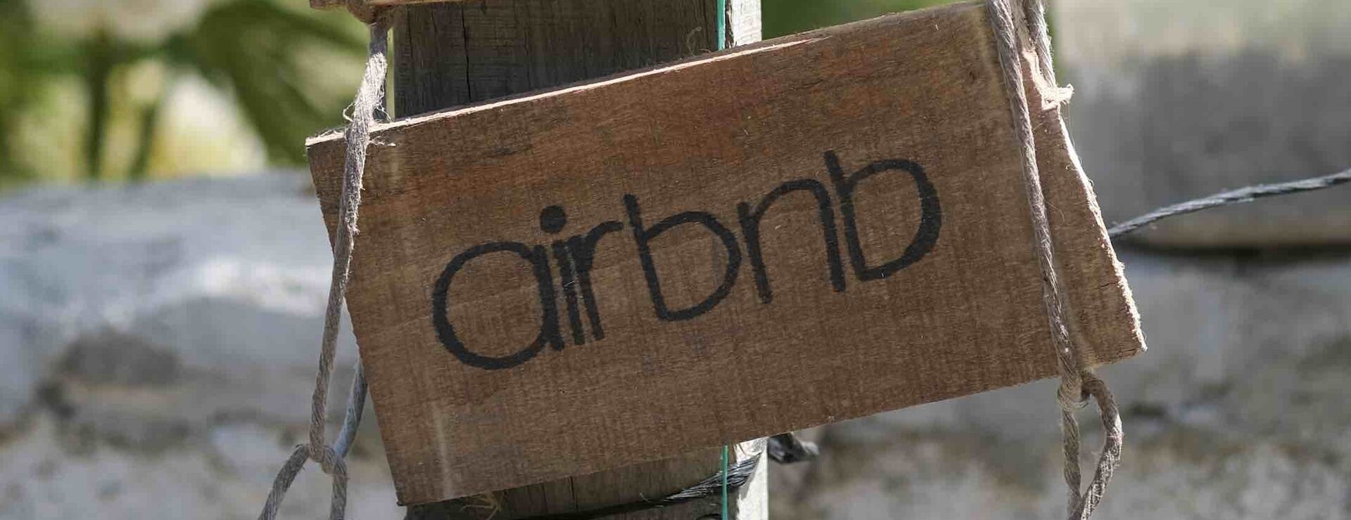 airbnb-Aufschrift auf einem Holzschild