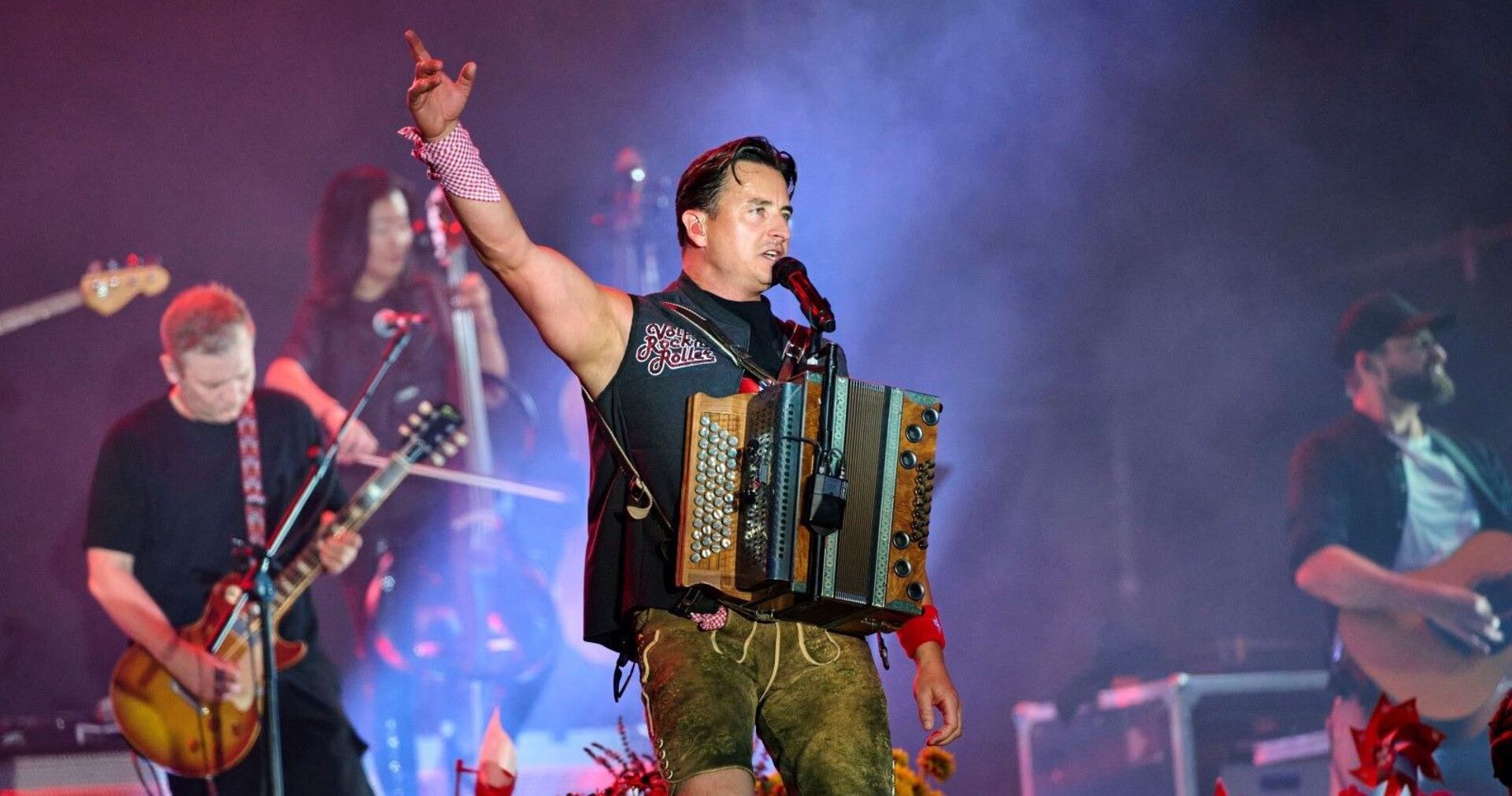 Andreas Gabalier rockt auf der Bühne.