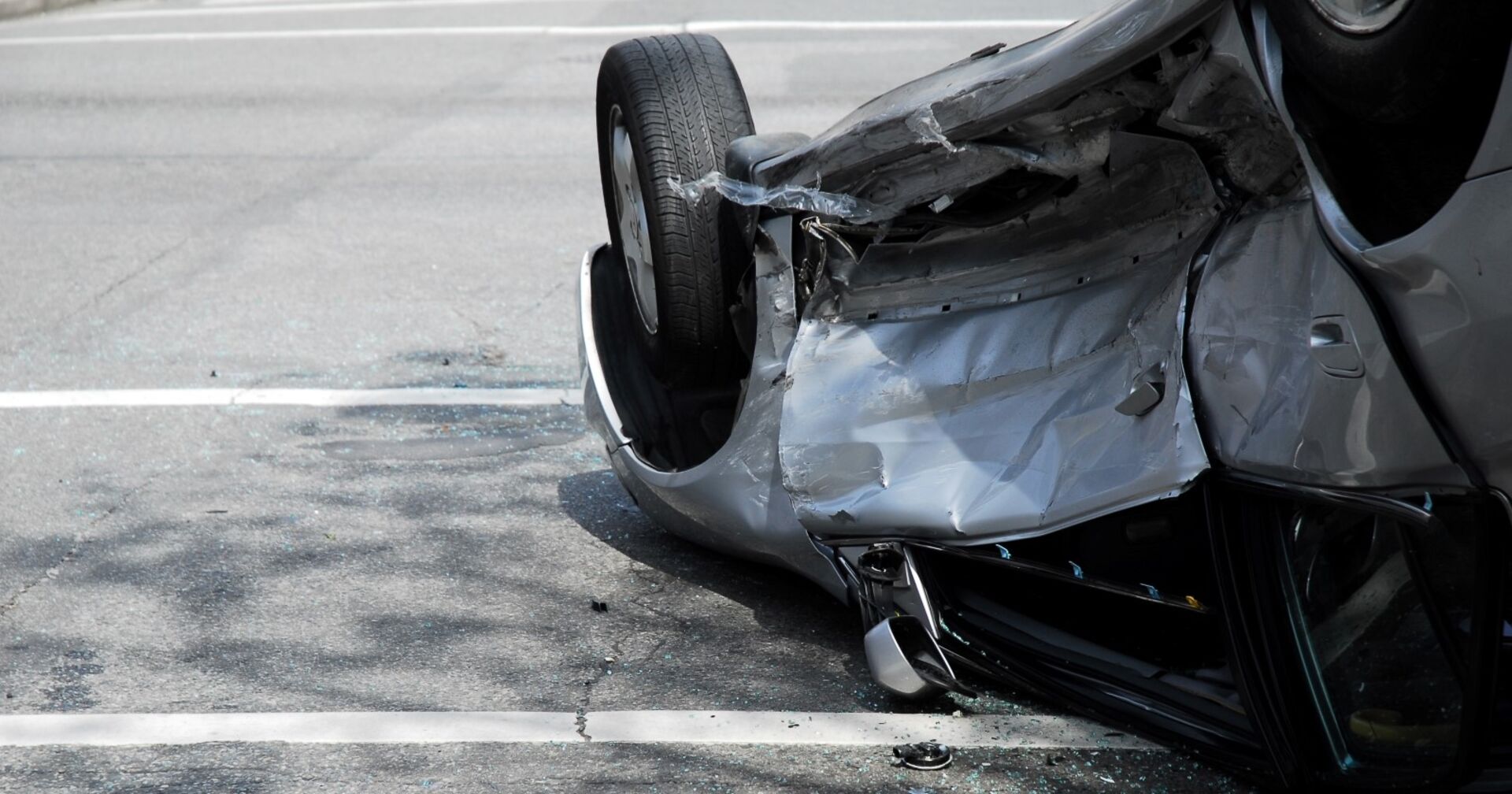 PKW, welcher nach einem Unfall auf dem Dach liegt