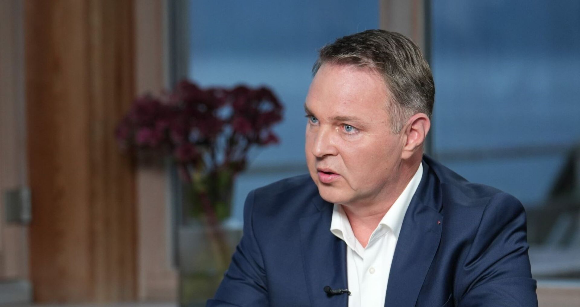 Andreas Babler schaut ernst und erbost