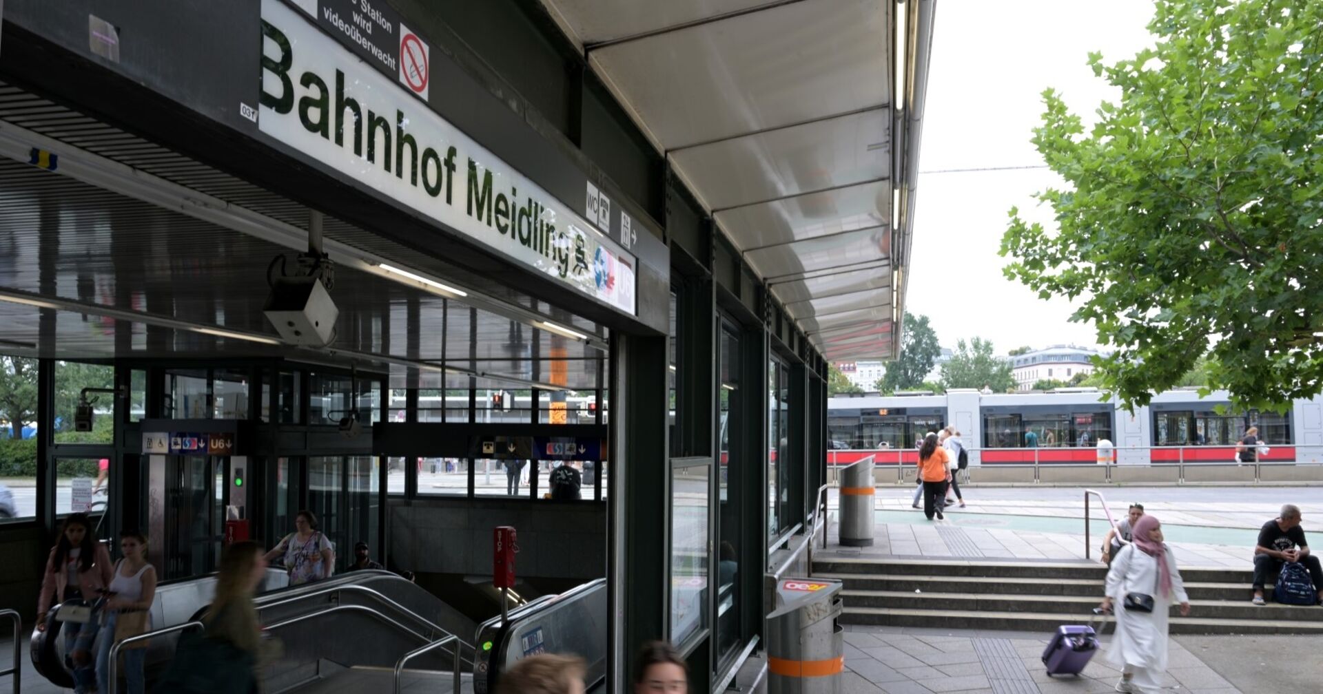Aufgang von der U6 am Bahnhof Meidling