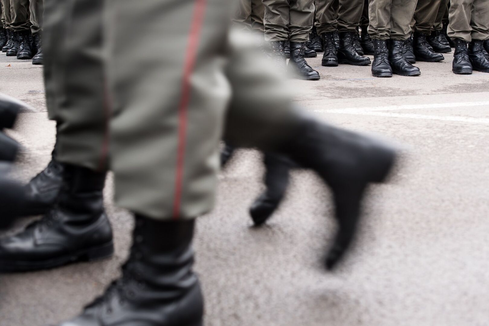 Soldaten gehen im Gleichschritt.